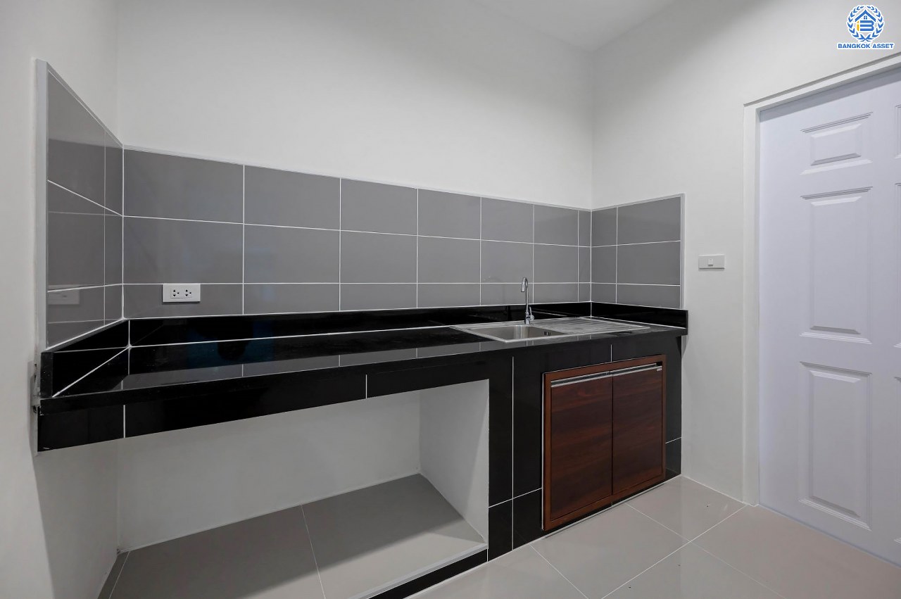 บ้านมือสองตกแต่งใหม่ โครงการ เดอะเวอรีเดียนโฮม กาญจนาภิเษก เนื้อที่กว้าง 75 ตร.ว. ฟังก์ชัน 3 ห้องนอน 4 ห้องน้ำ 1 ห้องอเนกประสงค์ 1 ห้องแม่บ้าน จอดรถได้ 2 จอด บนทำเลดี ติดถนนกาญจนาภิเษก เชื่อมต่อถนนรัตนาธิเบศร์ ถนนนครอินทร์ ถนนกาญจนาภิเษก ใกล้รถไฟฟ้าสายสีม่วง "สถานีตลาดบางใหญ่" และจุดขึ้นทางด่วน "ศรีรัช"...